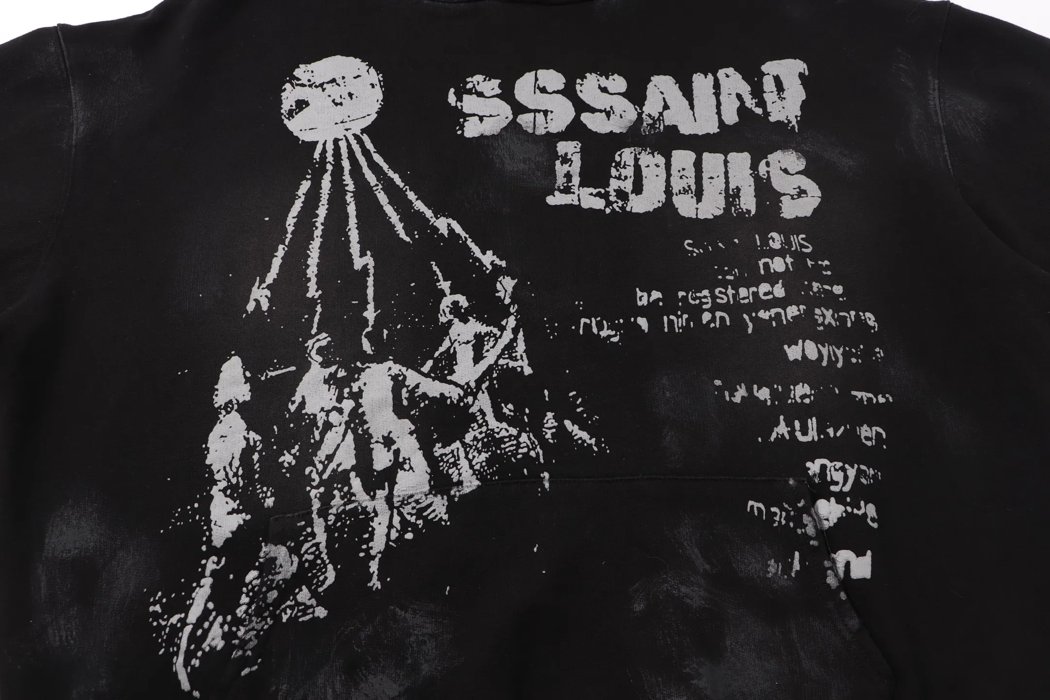 Style No. S225 P300💰 (450g version) SSSAINT LOUIS hooded pullover sweatshirt is made of 450g heavy-weight pure cotton fabric, which is integrated with tedious processes such as manual hand-painting + fraying + washing and spraying. It is not easy to deform and does not shrink. The version is loose and suitable for men and women. Size: S-XL